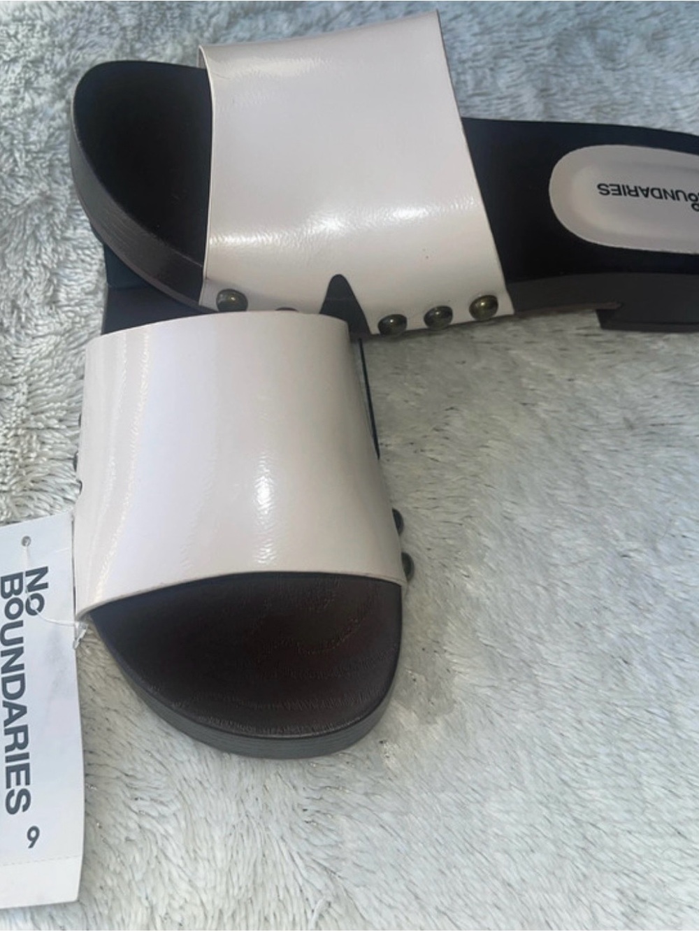 No Boundaries Women's Cream Slide Mules